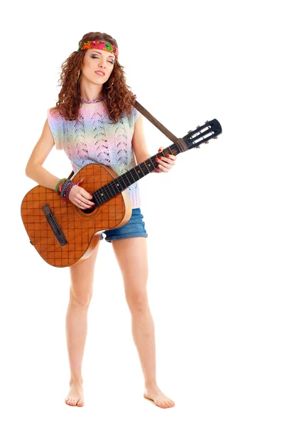 Donna vestita da hippie che suona la chitarra — Foto Stock