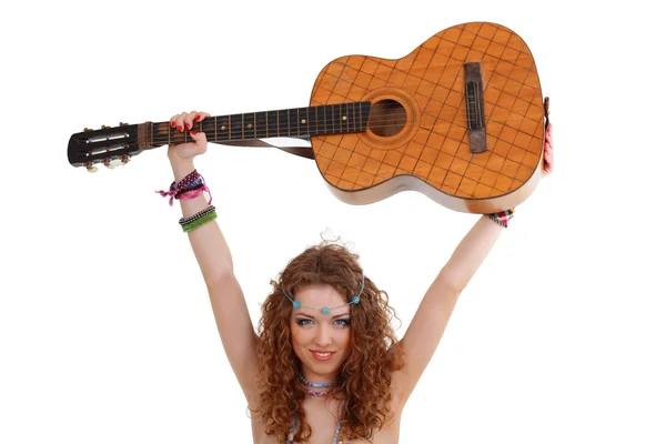 Mujer en traje hippie sosteniendo la guitarra bajo su cabeza —  Fotos de Stock