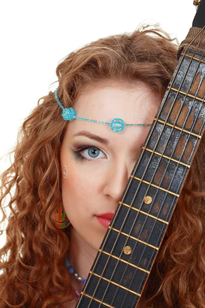 Hermosa chica sosteniendo guitarra —  Fotos de Stock