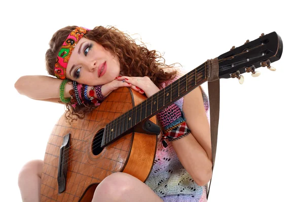 Bella ragazza che suona la chitarra — Foto Stock