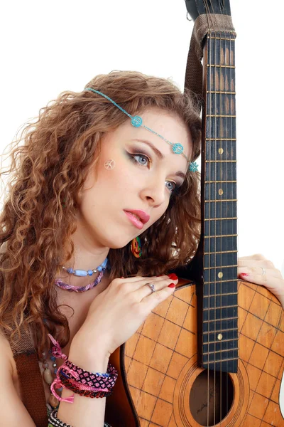 Hermosa chica sosteniendo guitarra — Foto de Stock