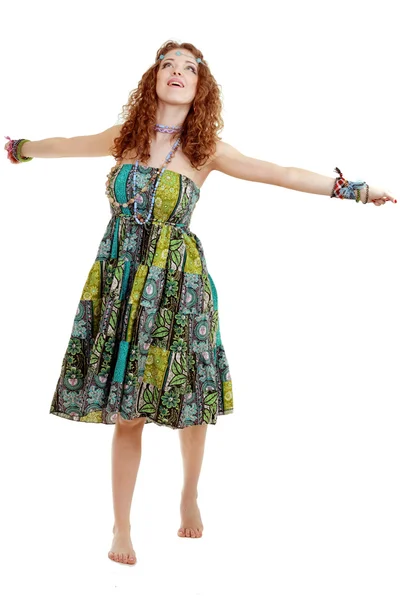 Bella giovane hippie donna in abito verde — Foto Stock