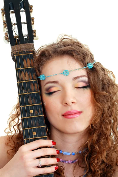 Hermosa chica sosteniendo guitarra —  Fotos de Stock