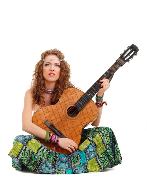 Bella ragazza che tiene la chitarra — Foto Stock