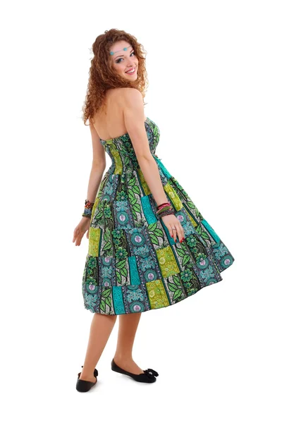 Hermosa joven hippie mujer en vestido verde — Foto de Stock
