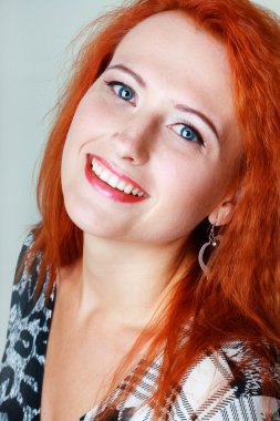 Genç yüzünü kapat