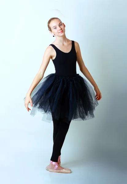 Девушка-балерина танцовщица в черной пачке — стоковое фото