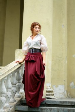 düşünceli genç bayan yürüyüş