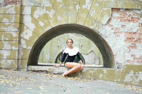 Menina vestindo uma freira sentada — Fotografia de Stock