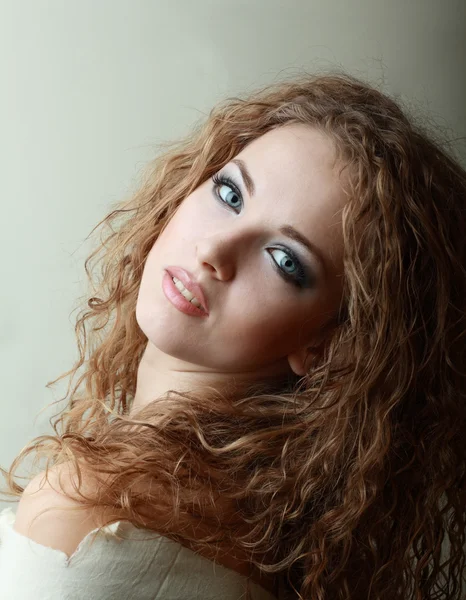 Modell mit perfektem Make-up in Scherben — Stockfoto