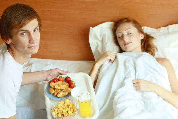 Hombre trayendo el desayuno — Foto de Stock