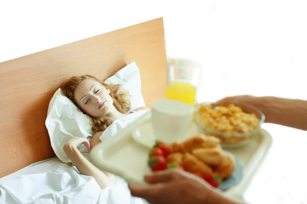 Hombre trayendo el desayuno — Foto de Stock