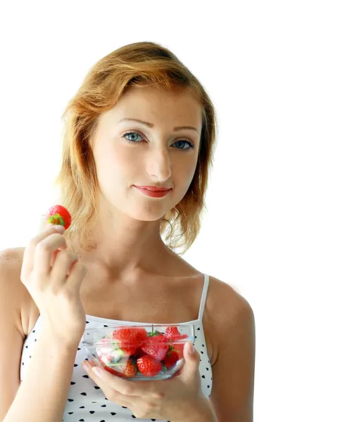 Vrouw genieten van aardbeien — Stockfoto