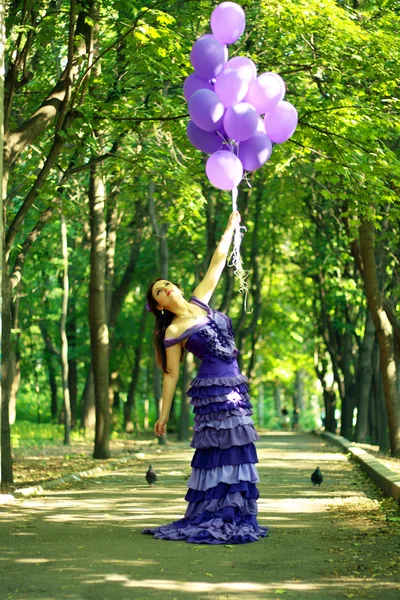 Mujer al aire libre en el parque —  Fotos de Stock