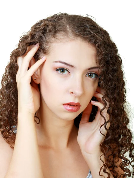 Jonge vrouw met krullend haar — Stockfoto