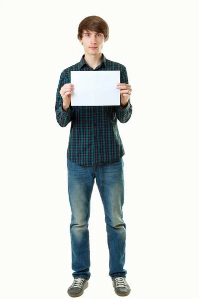Молодой улыбающийся мужчина держит белую карточку. — стоковое фото