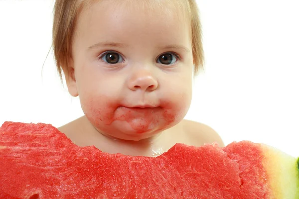 Petite fille mignonne manger tranche de pastèque — Photo