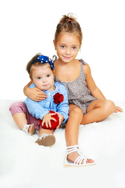 Hermana mayor y hermana menor abrazándose — Foto de Stock