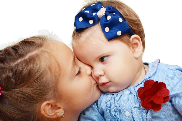 Große Schwester und kleine Schwester küssen — Stockfoto