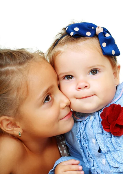 Grande sorella e sorellina baciare — Foto Stock