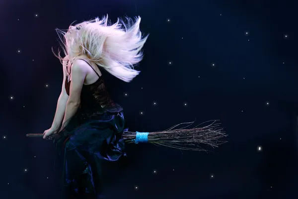 Bruxa loira voando na vassoura — Fotografia de Stock