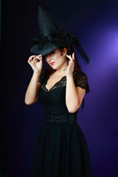 Sexy čarodějnice na tmavém pozadí — Stock fotografie