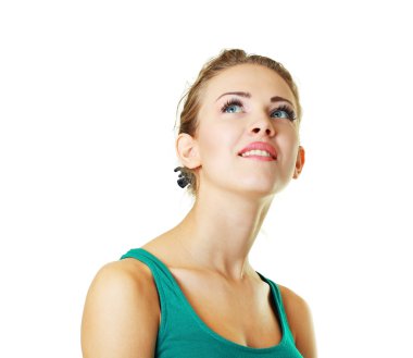 kadın modeli yüz yakın çekim bakıyor