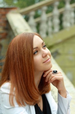 Genç düşünceli kadın.