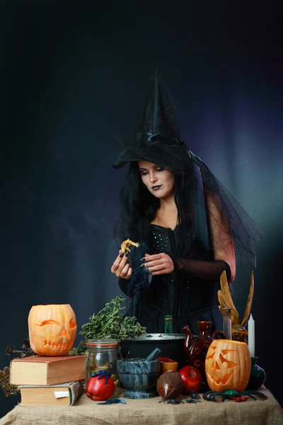 Sexy czarownica na ciemnym tle — Zdjęcie stockowe