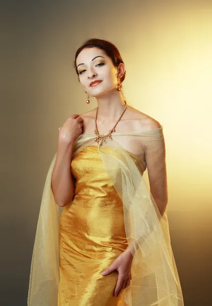 Donna asiatica in abito d'oro — Foto Stock
