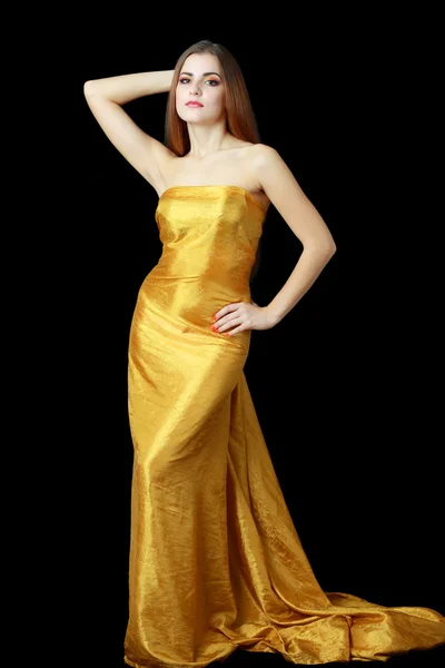 Frau im langen goldenen Kleid — Stockfoto