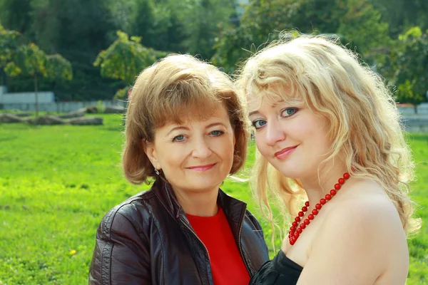 Senior Woman And Adult Daughter — Stock Photo, Image