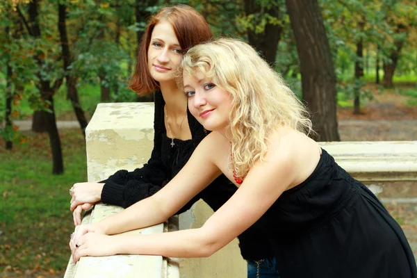 Two sisters outdoors — Stock Photo, Image