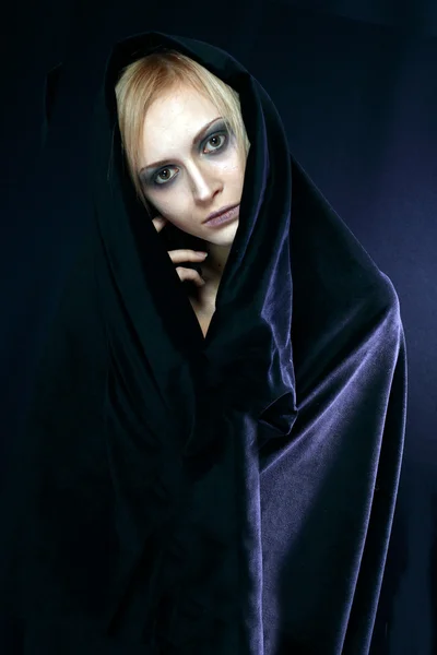 Mulher loira com a cabeça coberta — Fotografia de Stock