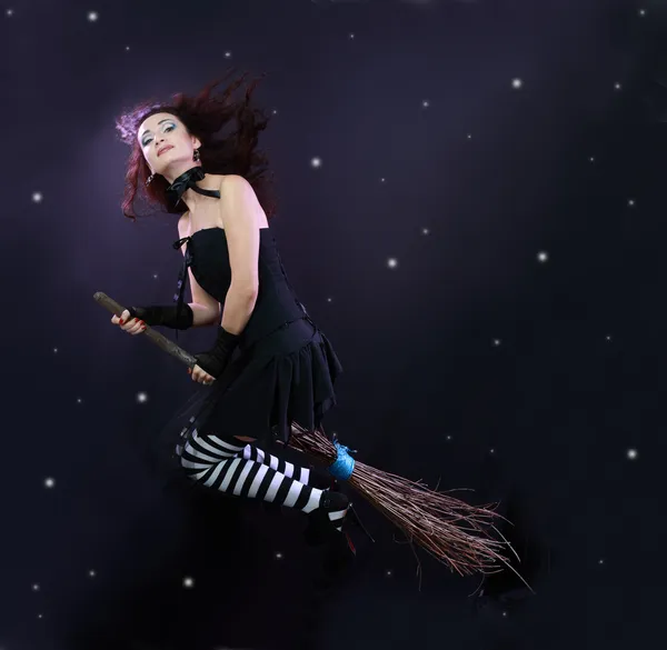 Bruxa voando na vassoura — Fotografia de Stock
