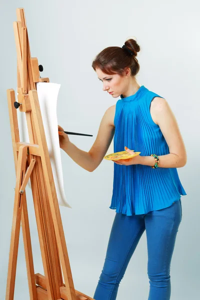 Pintor de mujeres con caballete — Foto de Stock