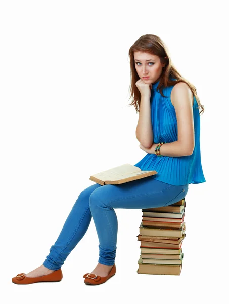 Student meisje dat op stapel boeken zit — Stockfoto