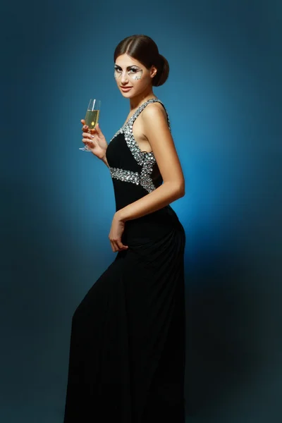 Donna che beve champagne — Foto Stock