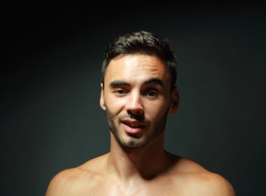 üstsüz maço erkek portresi