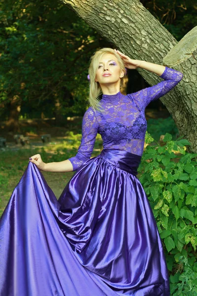 Молодая женщина в ярком фиолетовом платье — стоковое фото
