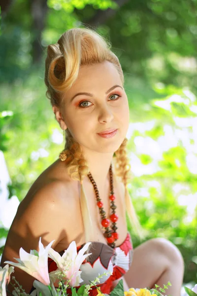 Blond kvinna utomhus — Stockfoto