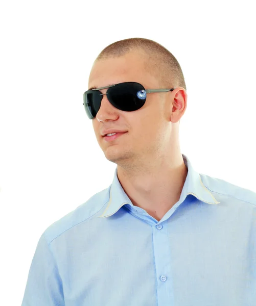 Молодий чоловік в сонцезахисних окулярах — стокове фото