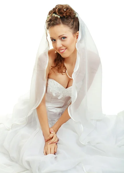 Bruden sitter i brudklänning — Stockfoto