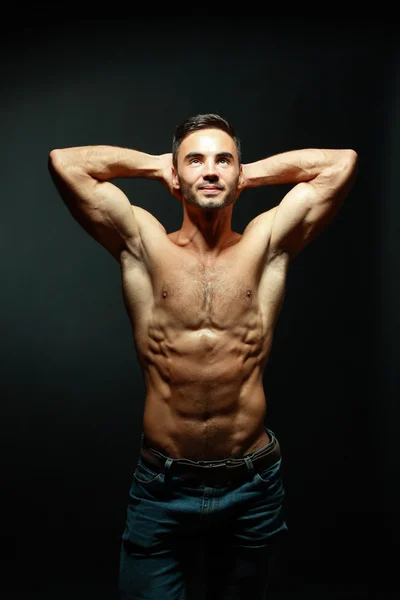 Portret topless lekkoatletycznego mężczyzna — Zdjęcie stockowe
