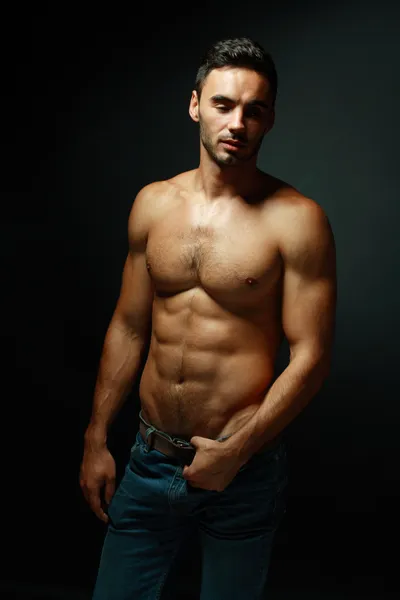 üstsüz maço erkek portresi