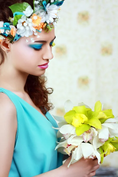Κορίτσι με μακιγιάζ κομψό και λουλούδια — Φωτογραφία Αρχείου