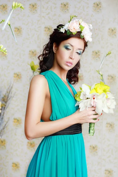 Girl with stylish makeup and flowers — Stock Photo, Image