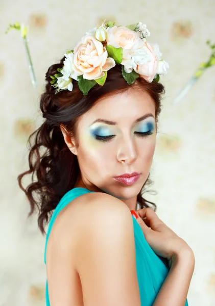 Ragazza con trucco elegante e fiori — Foto Stock