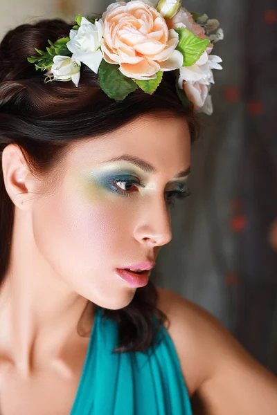 Tjej med snygg makeup och blommor — Stockfoto