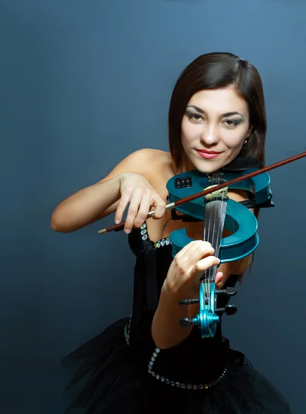 Девушка с голубой электрической скрипкой — стоковое фото